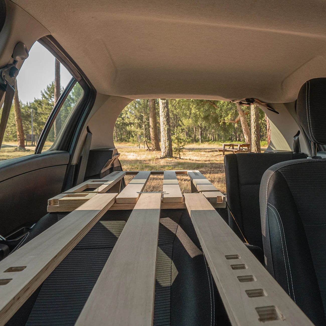 Couchette MARMO’TT SOLO rangée dans le coffre d’une voiture citadine